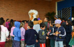 Leão do Glória entrega doações na Escola Juventina